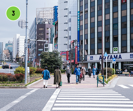 洋服の青山方向へ横断歩道を渡ります。