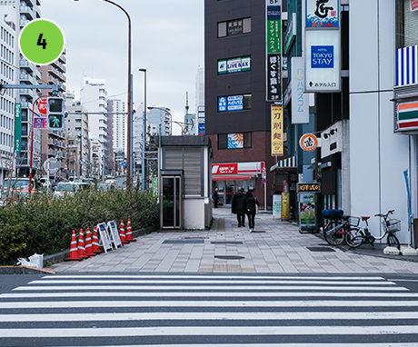 そのまま道沿いに直進します。